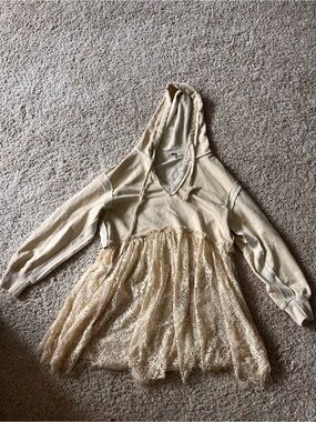 gimmicks by BKE Cream Lace-Hem Hoodie
